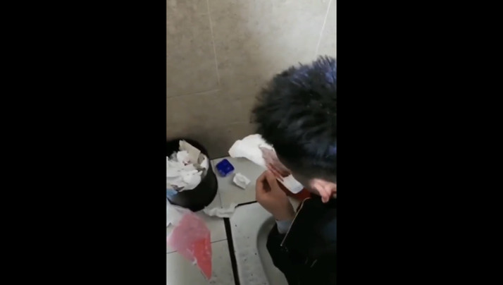 @20209624473 用户上传：在公共厕所翻女生用过的卫生棉舔