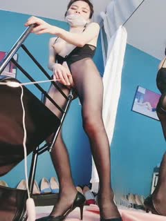 第一美腿175CM大长腿小姐姐,开档丝袜炮击猛插,翘起屁股特写肥穴,翻转椅子腿磨蹭插入,骑乘假屌极其淫荡<script src=